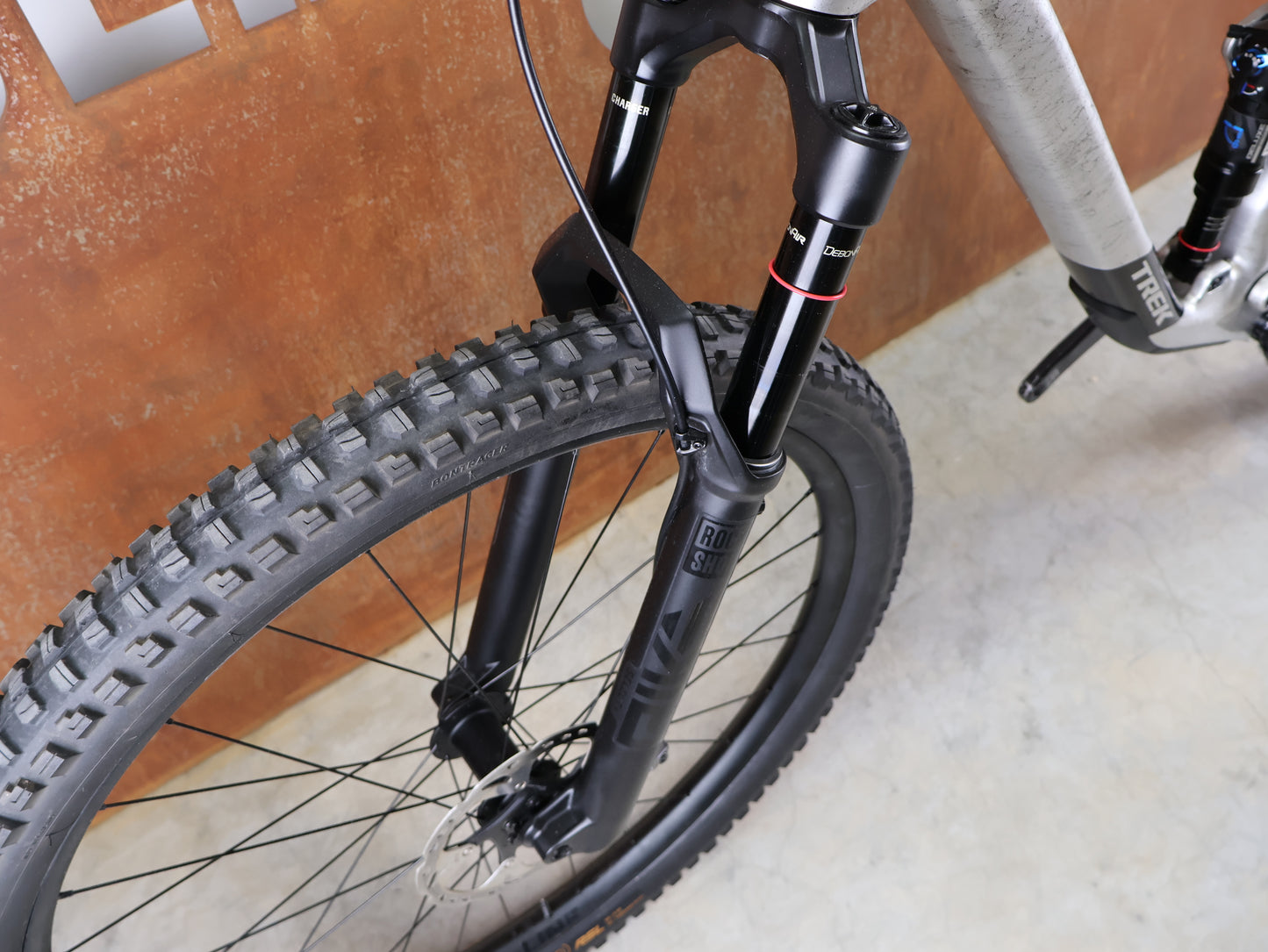 TREK TOP FUEL 9.8 XT GEN 4 – LUNAR SILVER – ROCKSHOX PIKE 130MM / SHIMANO XT 12-SPEED – SIZE M 