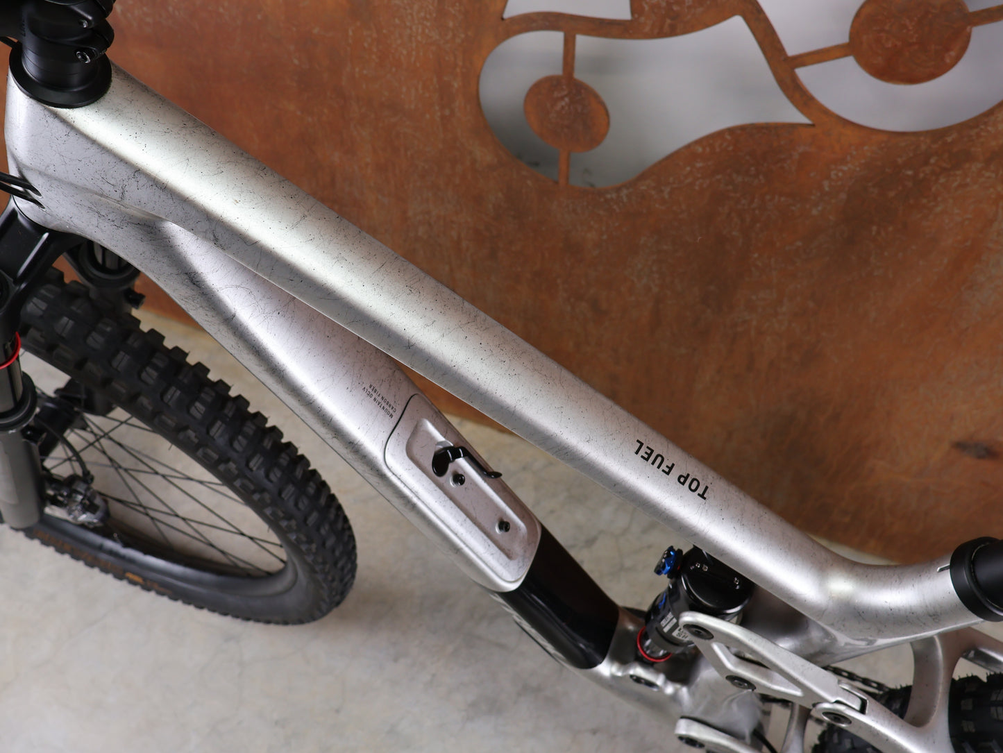 TREK TOP FUEL 9.8 XT GEN 4 – LUNAR SILVER – ROCKSHOX PIKE 130MM / SHIMANO XT 12-SPEED – SIZE M 