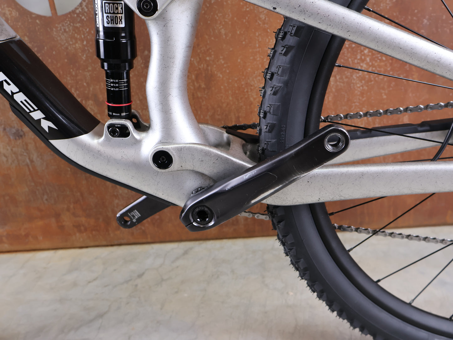 TREK TOP FUEL 9.8 XT GEN 4 – LUNAR SILVER – ROCKSHOX PIKE 130MM / SHIMANO XT 12-SPEED – SIZE M 