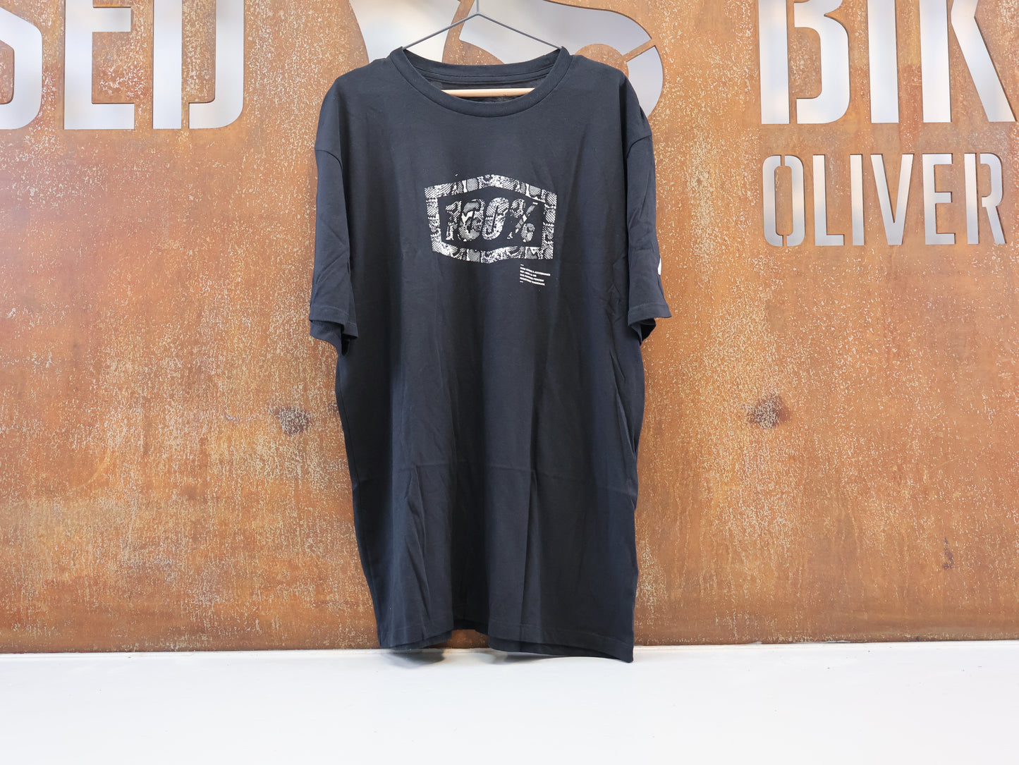 100% ESSENTIAL T-SHIRT / SCHWARZ / GR. XL / WEISSES SNAKE LOGO / COTTON-MIX