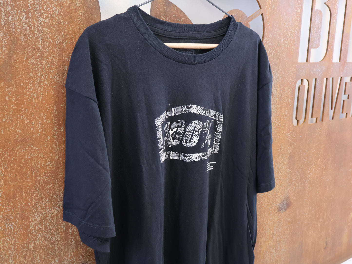 100% ESSENTIAL T-SHIRT / SCHWARZ / GR. XL / WEISSES SNAKE LOGO / COTTON-MIX