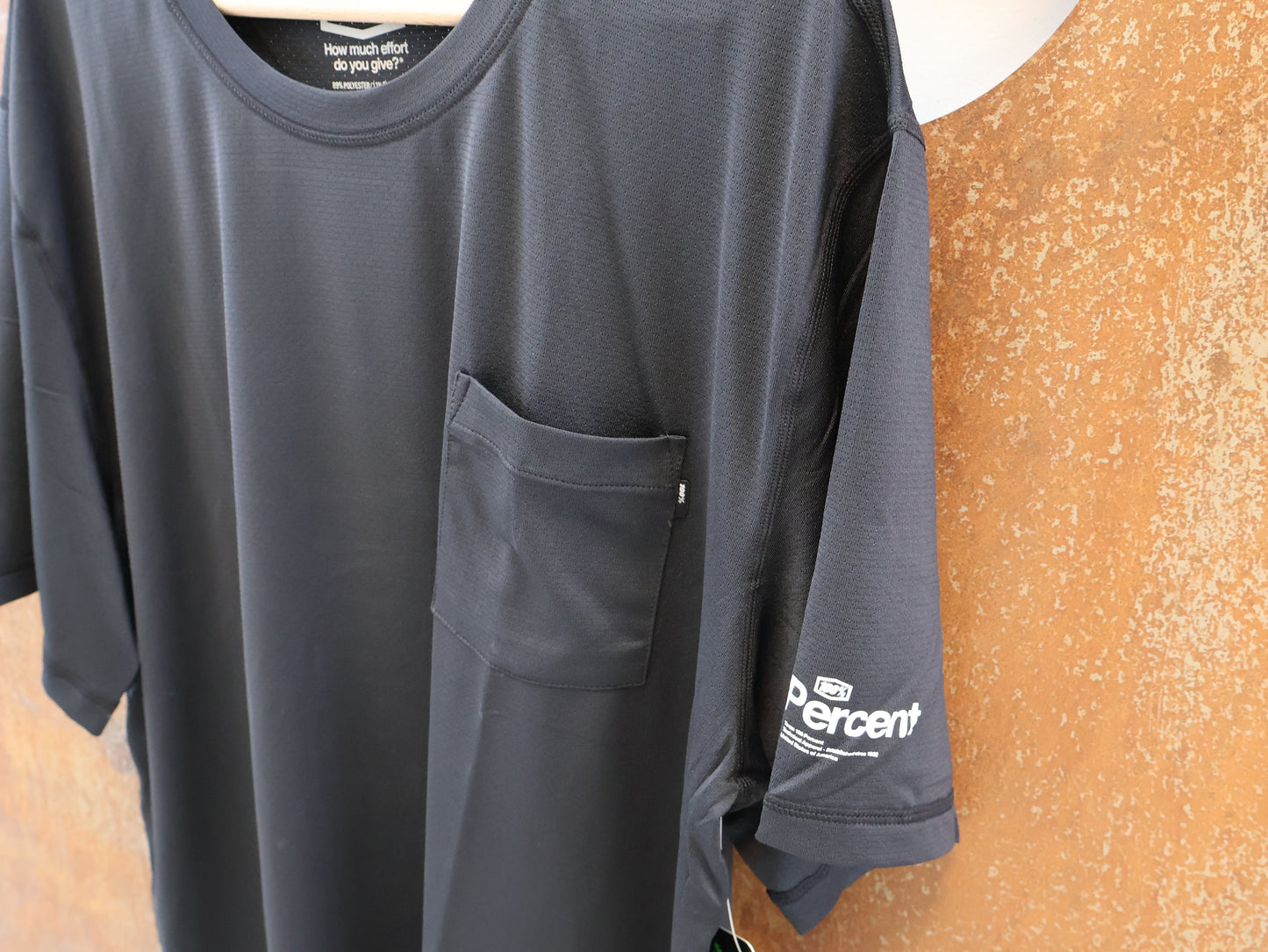 100% MISSION ATHLETIC T-SHIRT / SCHWARZ / GR. XL / HERREN / MESH