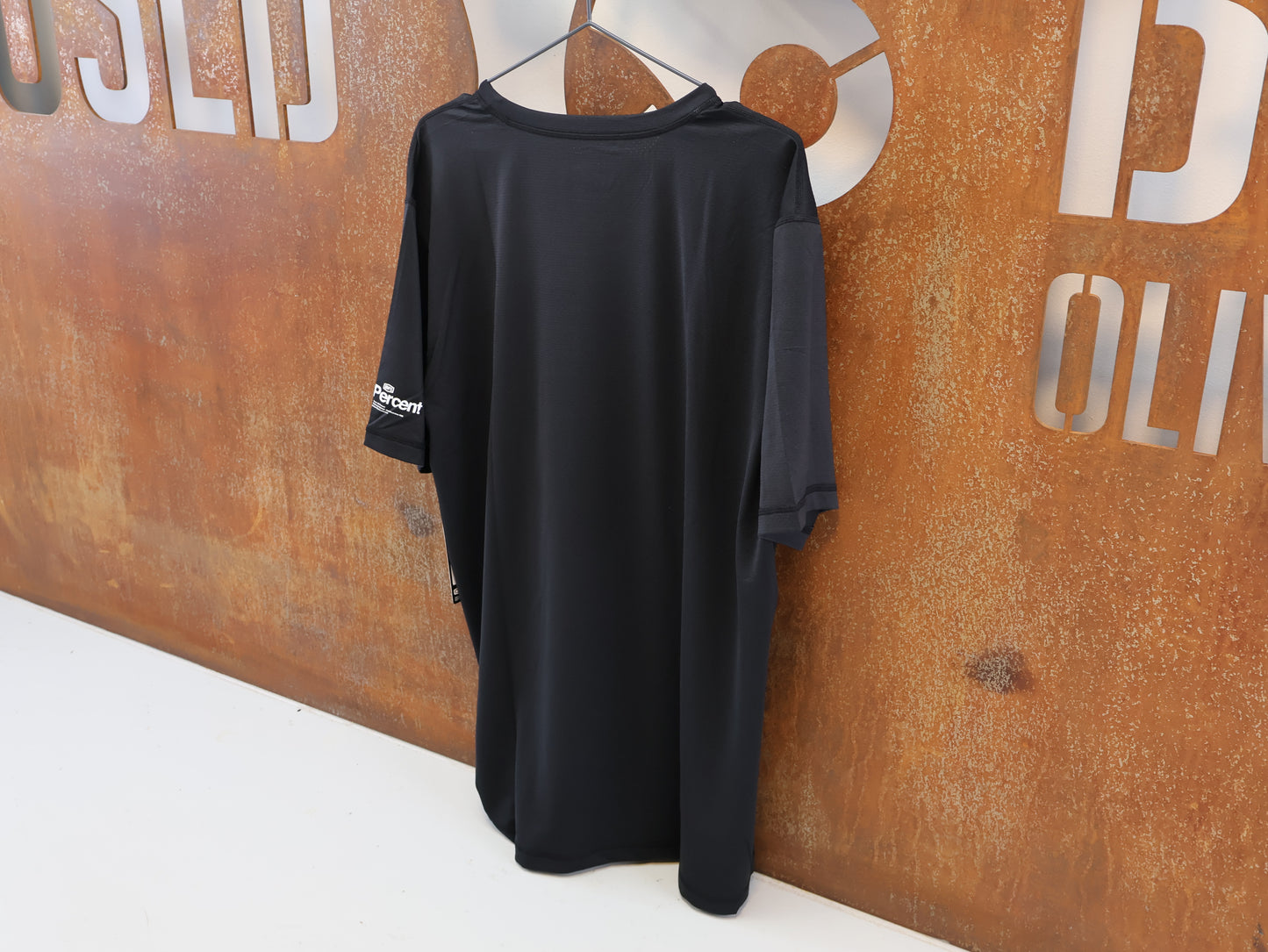 100% MISSION ATHLETIC T-SHIRT / SCHWARZ / GR. XL / HERREN / MESH