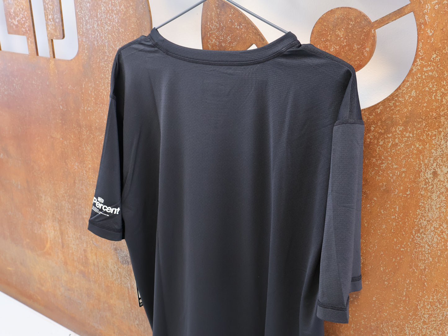 100% MISSION ATHLETIC T-SHIRT / SCHWARZ / GR. XL / HERREN / MESH