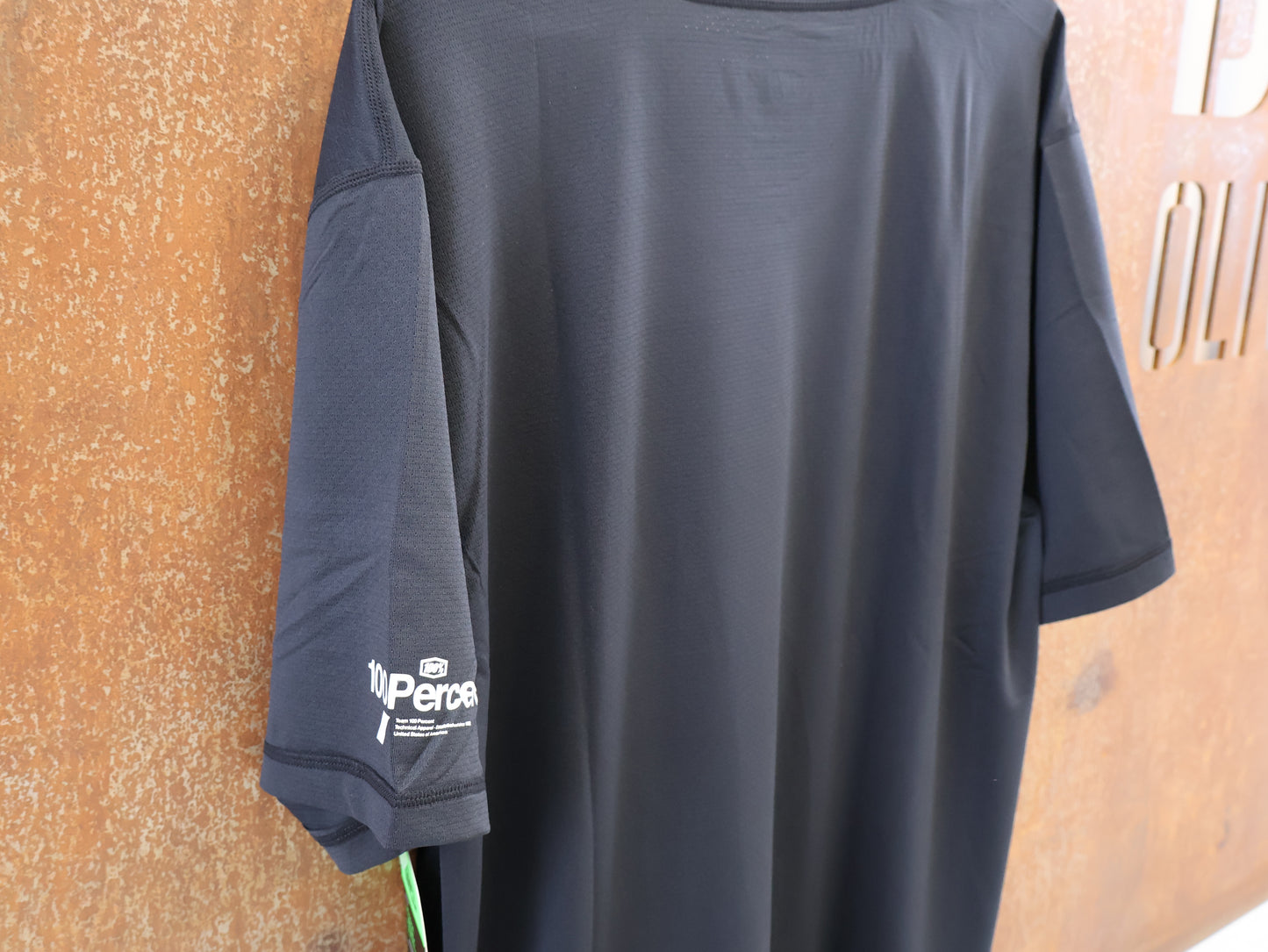 100% MISSION ATHLETIC T-SHIRT / SCHWARZ / GR. XL / HERREN / MESH