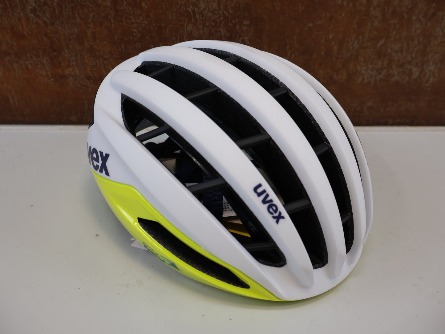 UVEX SURGE AERO MIPS / GR. 56-59 CM / RENNRAD HELM
