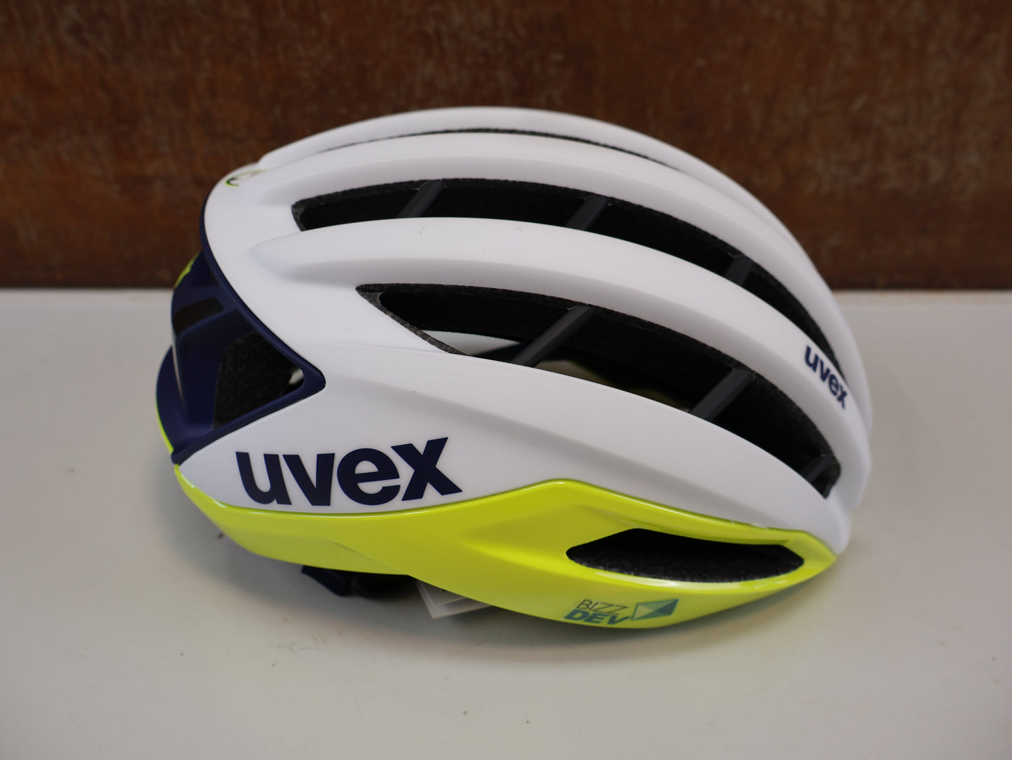 UVEX SURGE AERO MIPS / GR. 56-59 CM / RENNRAD HELM