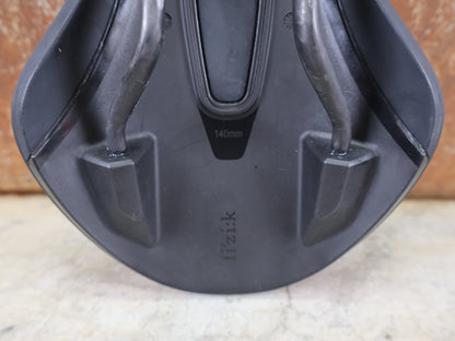 FIZIK VENTO ARGO X1 SATTEL / CARBON-STREBEN / OFF-ROAD / 140MM