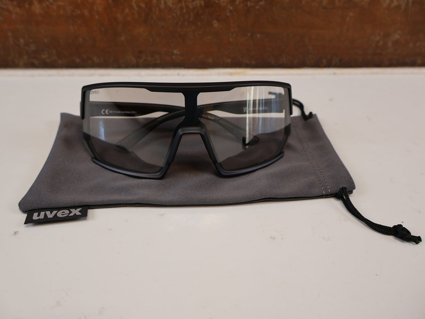UVEX SPORTSTYLE 235 V / SELF-TINTING VARIOMATIC BRILLE / BLACK MATT SILVER