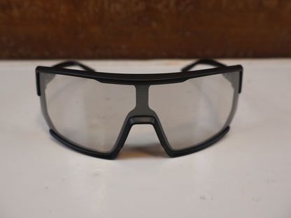 UVEX SPORTSTYLE 235 V / SELF-TINTING VARIOMATIC BRILLE / BLACK MATT SILVER