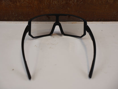 UVEX SPORTSTYLE 235 V / SELF-TINTING VARIOMATIC BRILLE / BLACK MATT SILVER