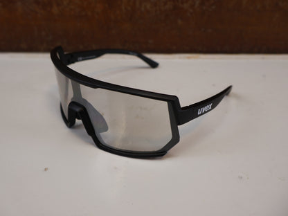 UVEX SPORTSTYLE 235 V / SELF-TINTING VARIOMATIC BRILLE / BLACK MATT SILVER