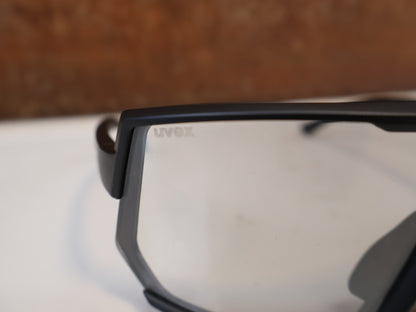 UVEX SPORTSTYLE 235 V / SELF-TINTING VARIOMATIC BRILLE / BLACK MATT SILVER