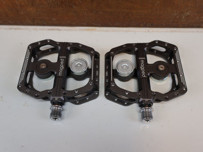 MAGPED ENDURO2 / 150N MAGNETPEDALE / SCHWARZ GRAU / MTB FLAT PEDALE