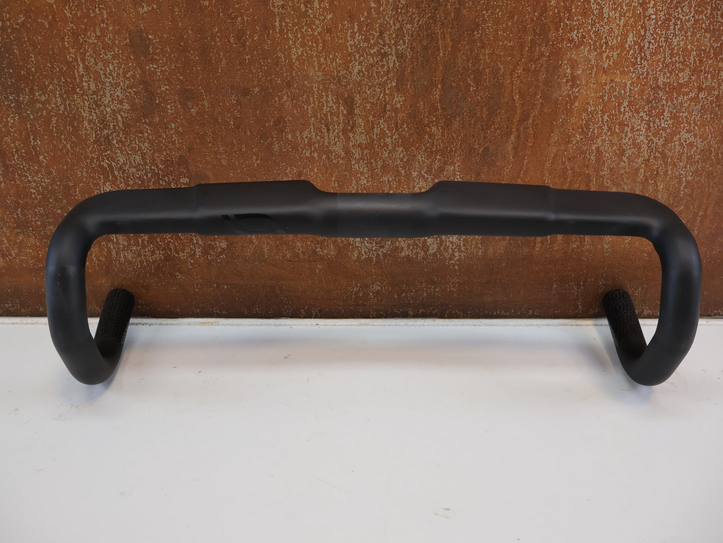 LEVELNINE AERO CARBON / RENNRAD LENKER / 40 CM / INTERNE KABEL