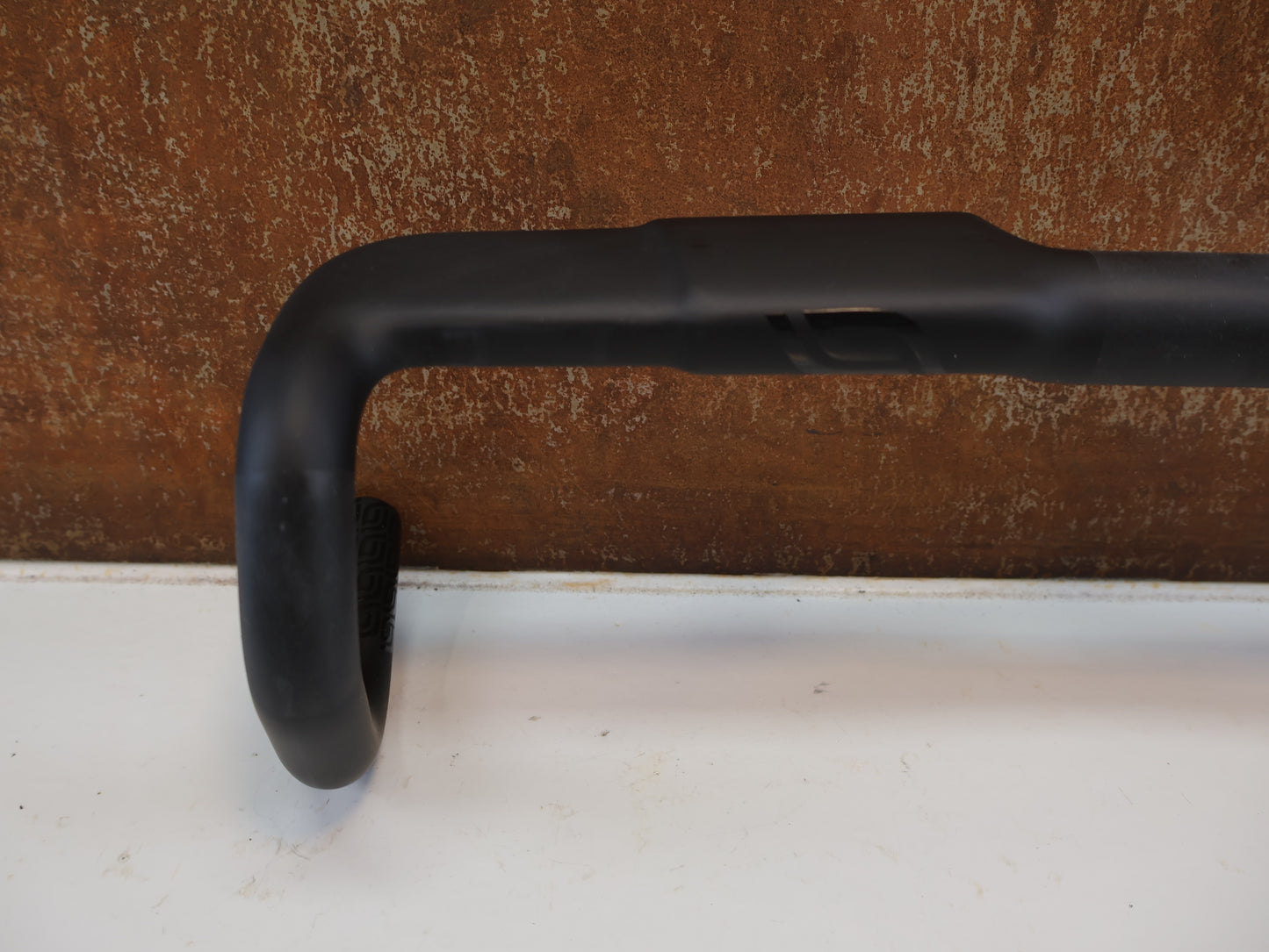 LEVELNINE AERO CARBON / RENNRAD LENKER / 40 CM / INTERNE KABEL