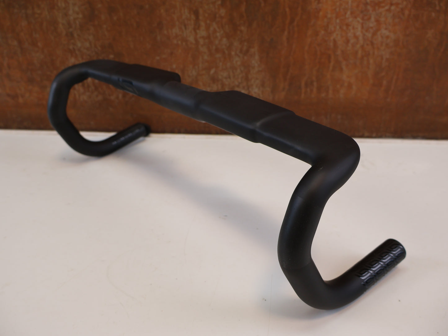 LEVELNINE AERO CARBON / RENNRAD LENKER / 40 CM / INTERNE KABEL