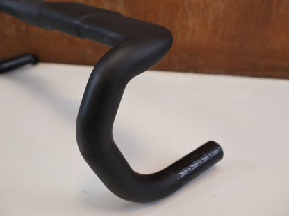 LEVELNINE AERO CARBON / RENNRAD LENKER / 40 CM / INTERNE KABEL