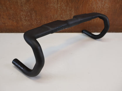 LEVELNINE AERO CARBON / RENNRAD LENKER / 40 CM / INTERNE KABEL