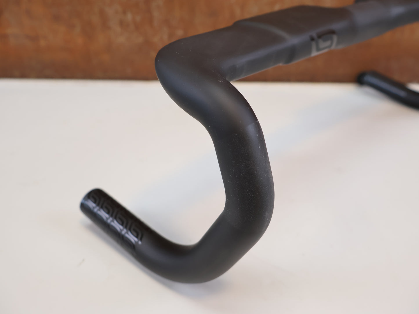 LEVELNINE AERO CARBON / RENNRAD LENKER / 40 CM / INTERNE KABEL