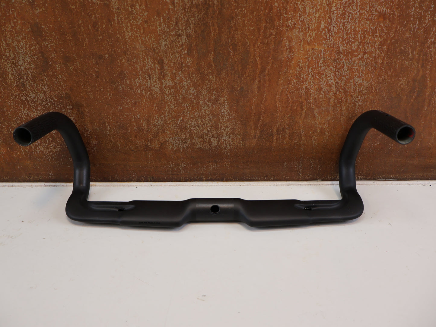 LEVELNINE AERO CARBON / RENNRAD LENKER / 40 CM / INTERNE KABEL