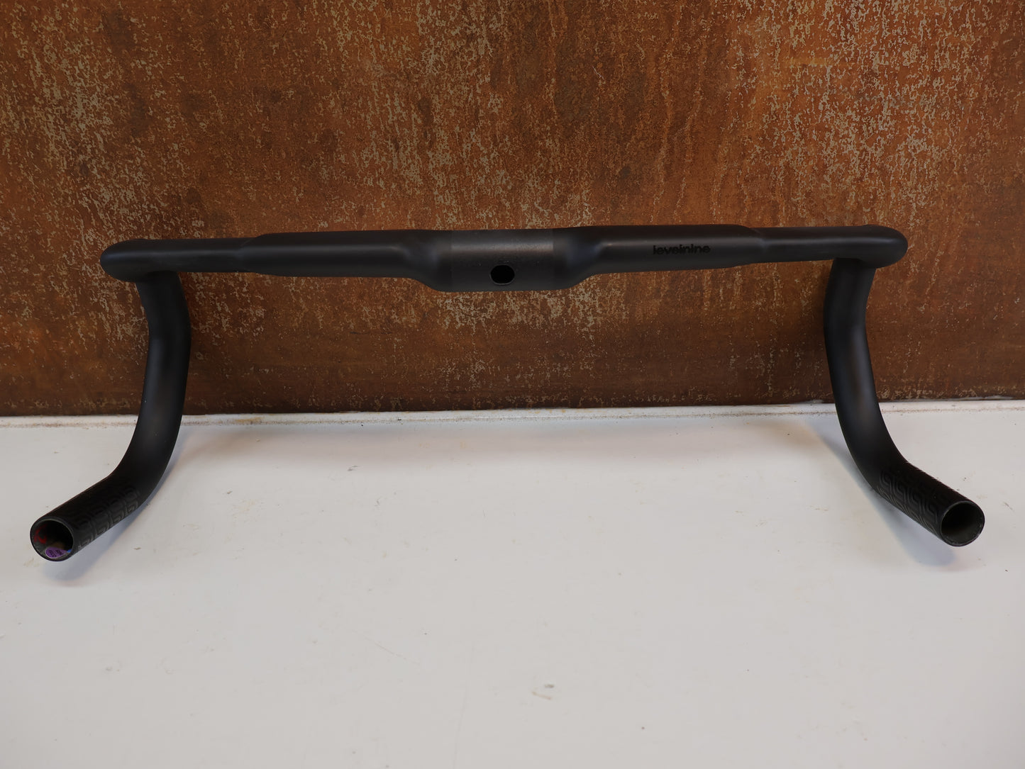 LEVELNINE AERO CARBON / RENNRAD LENKER / 40 CM / INTERNE KABEL