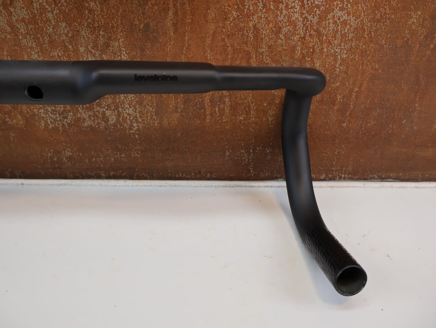 LEVELNINE AERO CARBON / RENNRAD LENKER / 40 CM / INTERNE KABEL