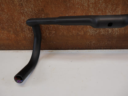 LEVELNINE AERO CARBON / RENNRAD LENKER / 40 CM / INTERNE KABEL