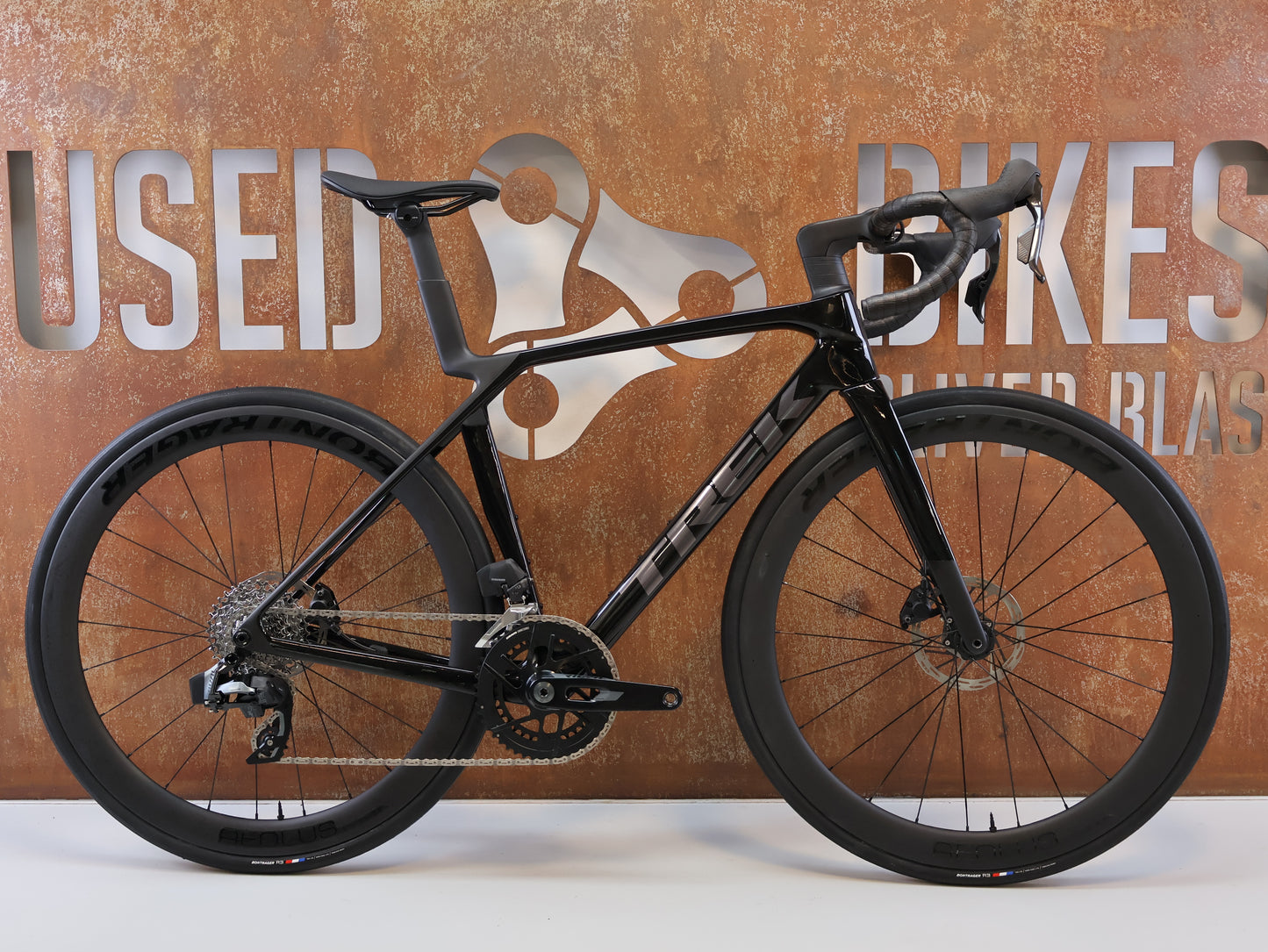 TREK MADONE SL 6 AXS GEN 8 / GR. M / CARBON RENNRAD / DARK STAR DEEP SMOKE