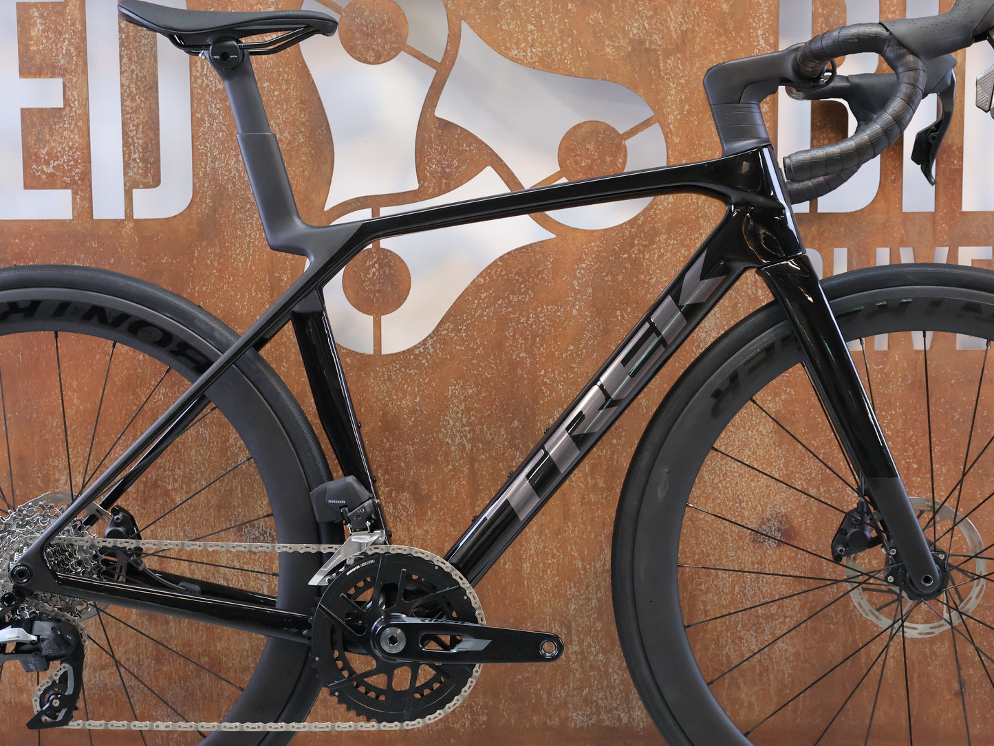 TREK MADONE SL 6 AXS GEN 8 / GR. M / CARBON RENNRAD / DARK STAR DEEP SMOKE