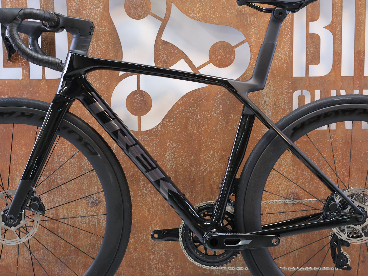 TREK MADONE SL 6 AXS GEN 8 / GR. M / CARBON RENNRAD / DARK STAR DEEP SMOKE