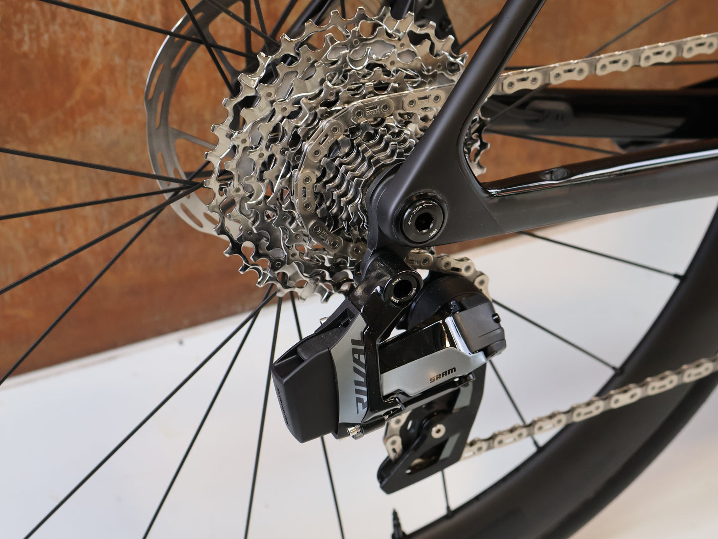 TREK MADONE SL 6 AXS GEN 8 / GR. M / CARBON RENNRAD / DARK STAR DEEP SMOKE