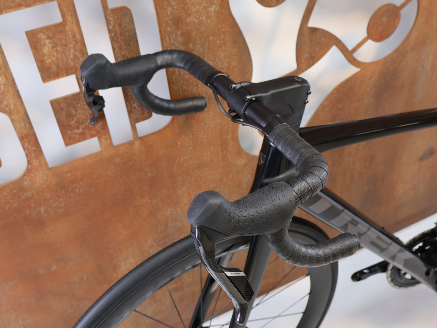 TREK MADONE SL 6 AXS GEN 8 / GR. M / CARBON RENNRAD / DARK STAR DEEP SMOKE