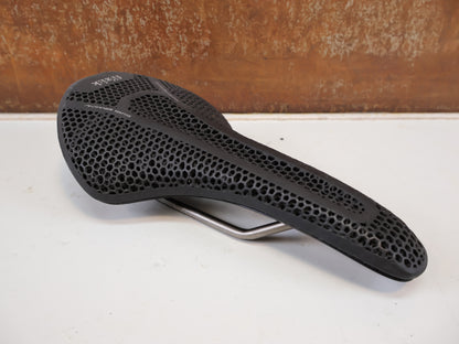 FIZIK VENTO ARGO R3 ADAPTIVE SATTEL / 3D-DRUCK / K:IUM GESTELL / 140 MM / 230G