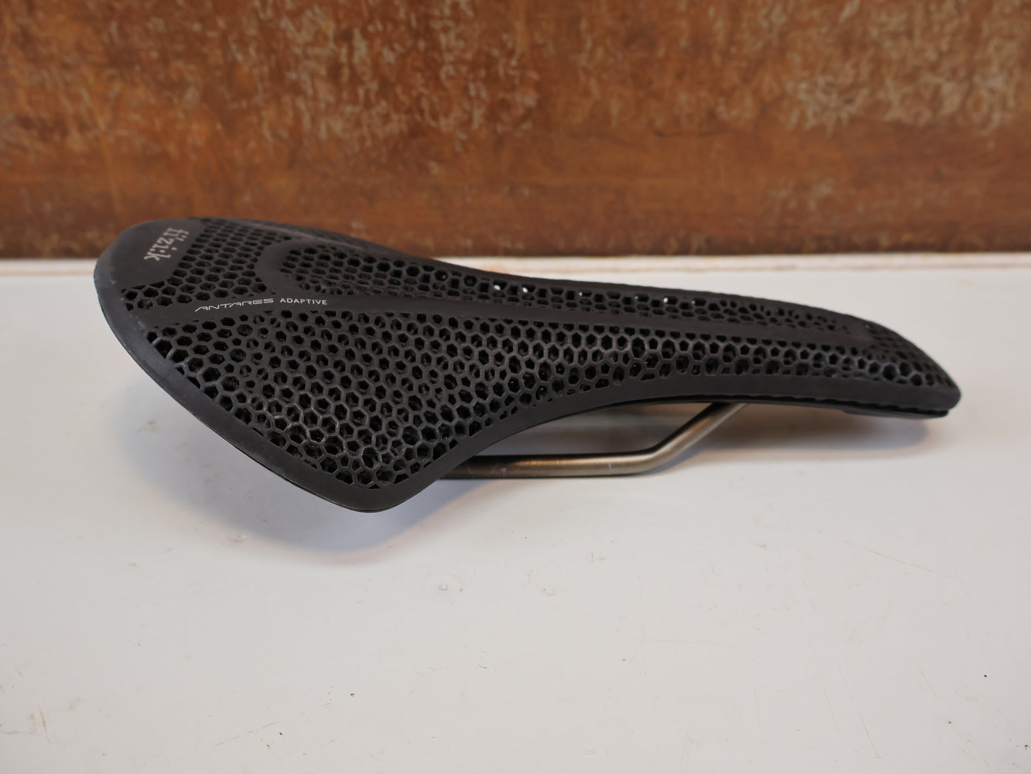 FIZIK VENTO ARGO R3 ADAPTIVE SATTEL / 3D-DRUCK / K:IUM GESTELL / 140 MM / 230G