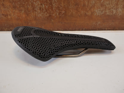 FIZIK VENTO ARGO R3 ADAPTIVE SATTEL / 3D-DRUCK / K:IUM GESTELL / 140 MM / 230G