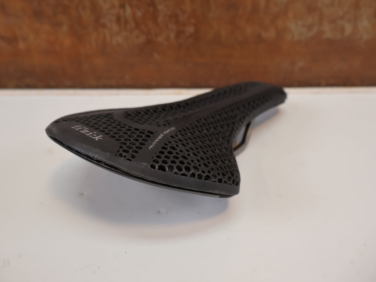 FIZIK VENTO ARGO R3 ADAPTIVE SATTEL / 3D-DRUCK / K:IUM GESTELL / 140 MM / 230G
