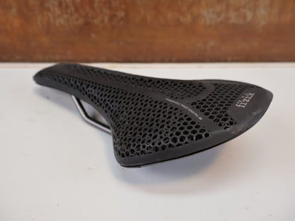 FIZIK VENTO ARGO R3 ADAPTIVE SATTEL / 3D-DRUCK / K:IUM GESTELL / 140 MM / 230G