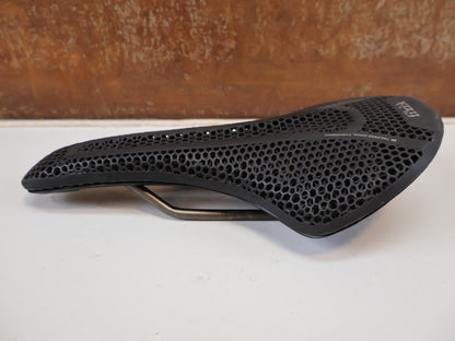 FIZIK VENTO ARGO R3 ADAPTIVE SATTEL / 3D-DRUCK / K:IUM GESTELL / 140 MM / 230G
