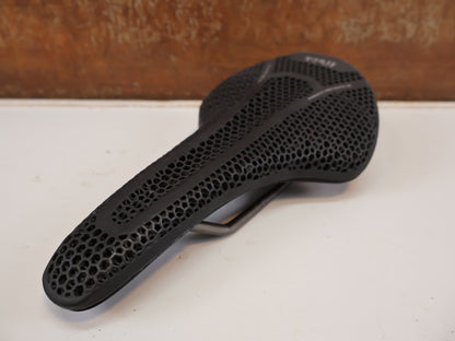 FIZIK VENTO ARGO R3 ADAPTIVE SATTEL / 3D-DRUCK / K:IUM GESTELL / 140 MM / 230G