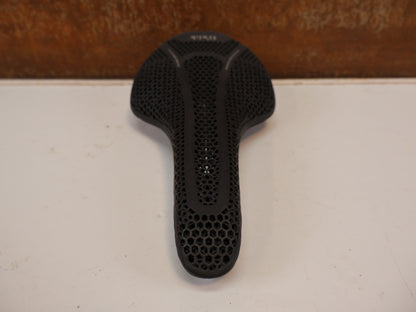 FIZIK VENTO ARGO R3 ADAPTIVE SATTEL / 3D-DRUCK / K:IUM GESTELL / 140 MM / 230G