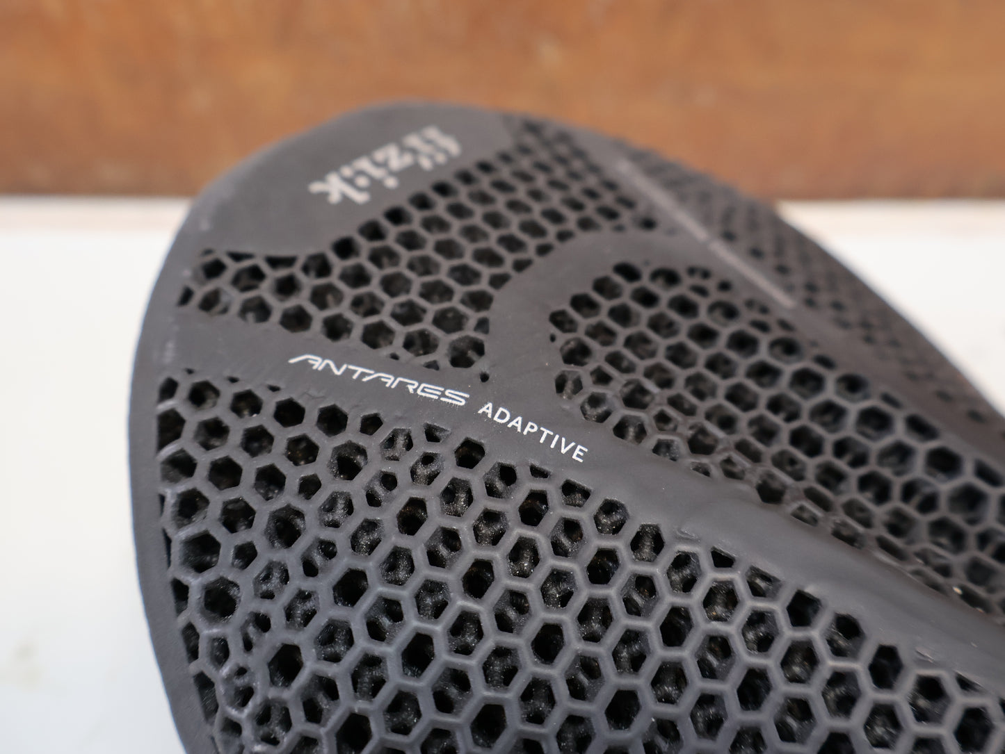 FIZIK VENTO ARGO R3 ADAPTIVE SATTEL / 3D-DRUCK / K:IUM GESTELL / 140 MM / 230G