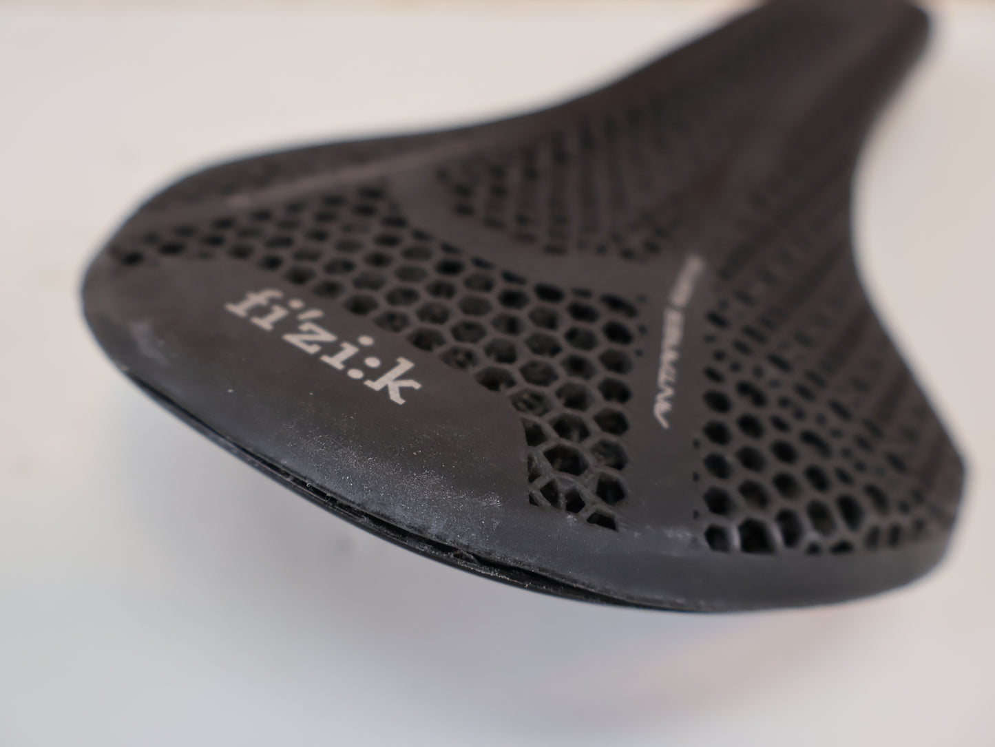 FIZIK VENTO ARGO R3 ADAPTIVE SATTEL / 3D-DRUCK / K:IUM GESTELL / 140 MM / 230G
