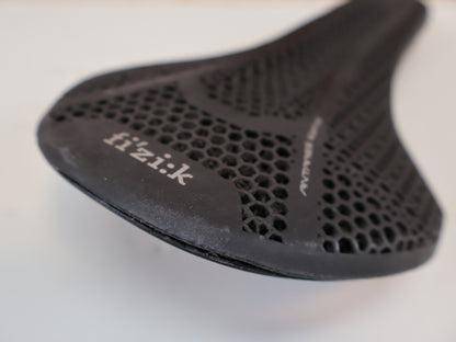 FIZIK VENTO ARGO R3 ADAPTIVE SATTEL / 3D-DRUCK / K:IUM GESTELL / 140 MM / 230G
