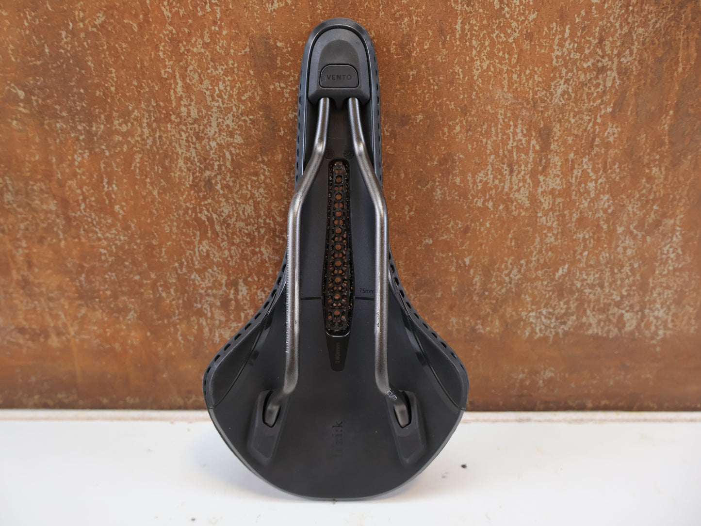FIZIK VENTO ARGO R3 ADAPTIVE SATTEL / 3D-DRUCK / K:IUM GESTELL / 140 MM / 230G