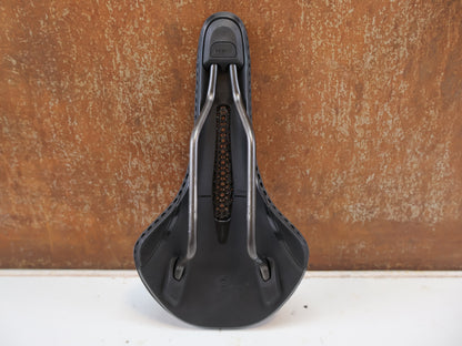 FIZIK VENTO ARGO R3 ADAPTIVE SATTEL / 3D-DRUCK / K:IUM GESTELL / 140 MM / 230G
