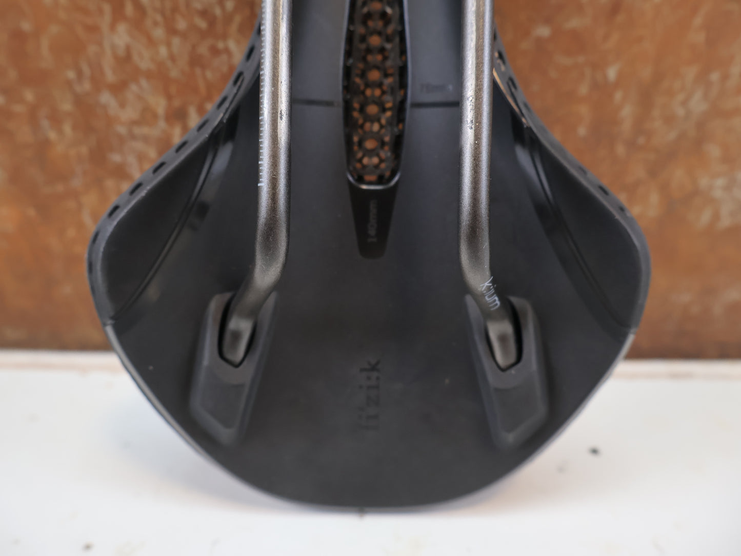FIZIK VENTO ARGO R3 ADAPTIVE SATTEL / 3D-DRUCK / K:IUM GESTELL / 140 MM / 230G