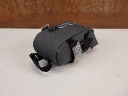 PRO DISCOVER SATTELTASCHE KLEIN 0,6 L WASSERDICHT GRAU-SCHWARZ