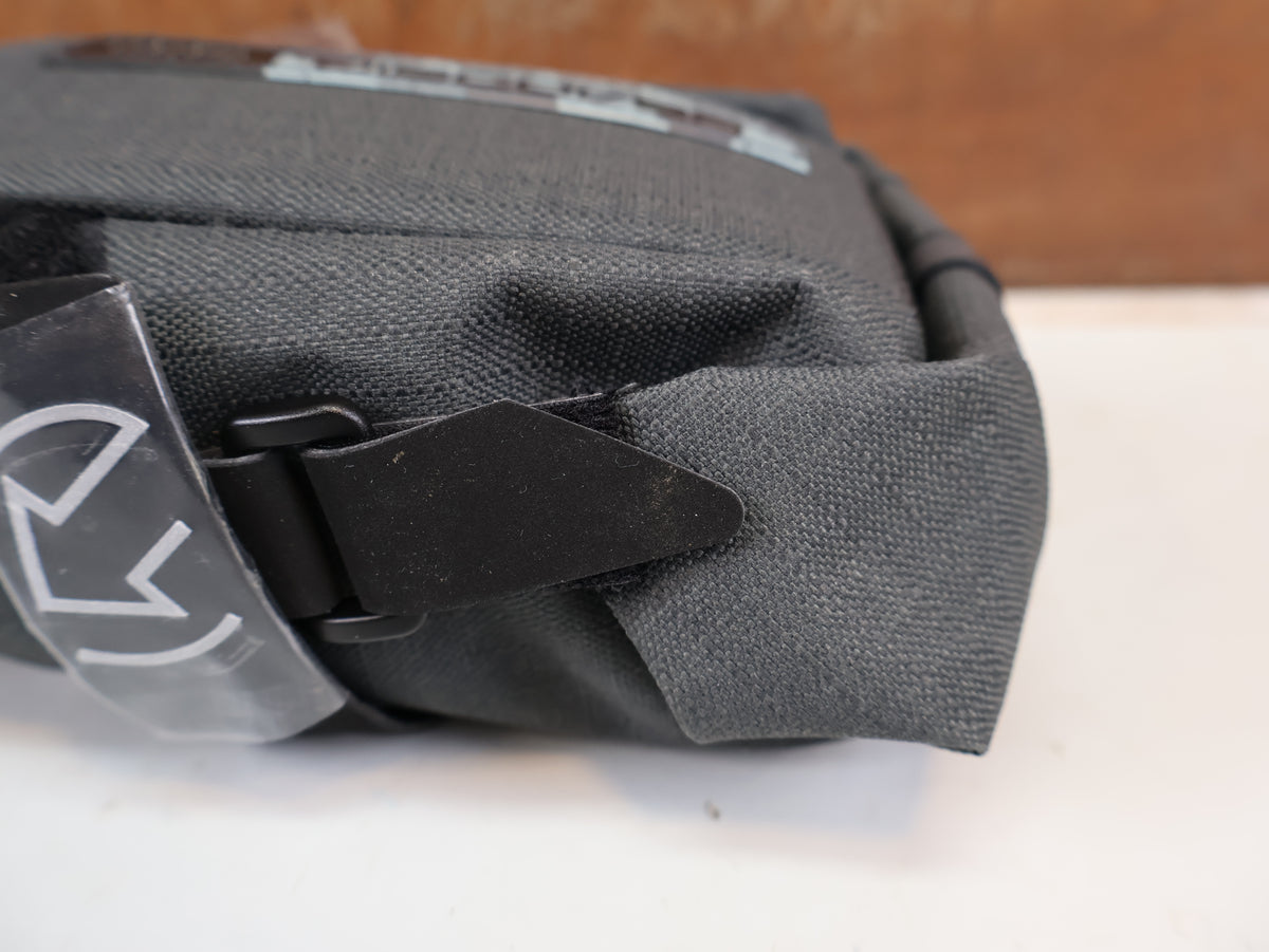 PRO DISCOVER SATTELTASCHE KLEIN 0,6 L WASSERDICHT GRAU-SCHWARZ