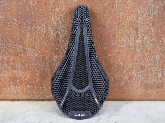 FIZIK VENTO ARGO R3 ADAPTIVE SATTEL / 3D-DRUCK / K:IUM GESTELL / 140 MM / 230G